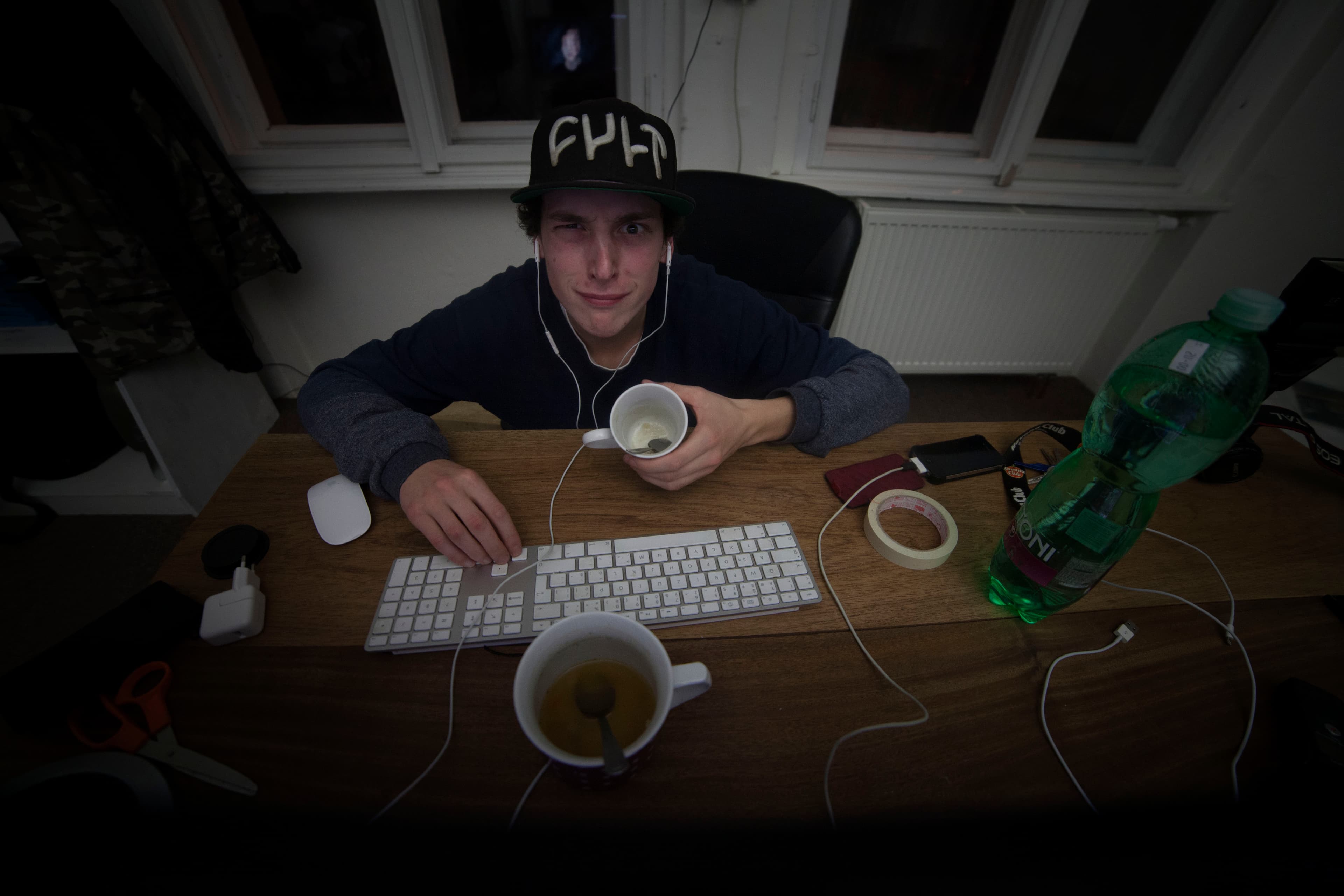 Jakub u střihového stolu v archivním záběru.