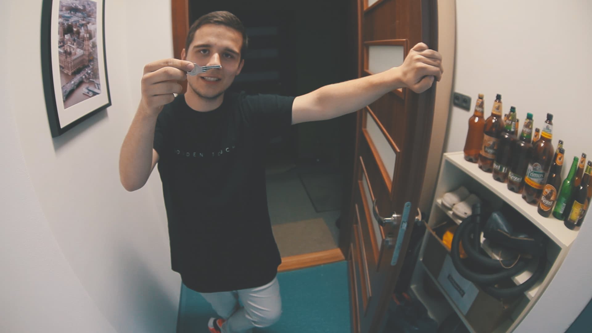 Marty drží klíč ve dveřích pracovního zázemí.